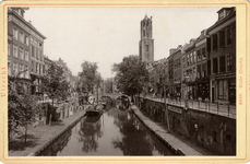 122452 Gezicht op de Oudegracht te Utrecht met aan weerszijden de huizen aan de Oudegracht Tolsteegzijde, in het midden ...